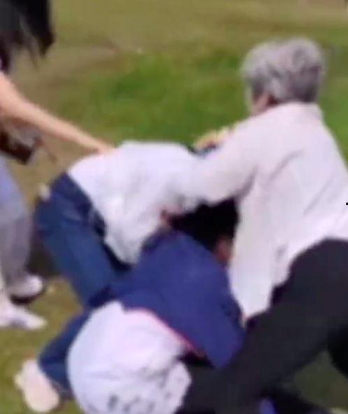 温州网友打架爆料新闻视频,街头打架事件引发热议  第2张